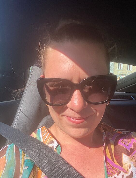 Selfie mit Sonnenbrille von Petra im Auto