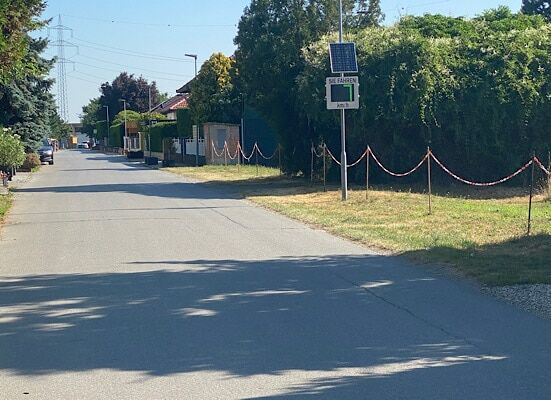 Dorfweg und rechts zeigt die Geschwindigkeitsmessung 7 kmh