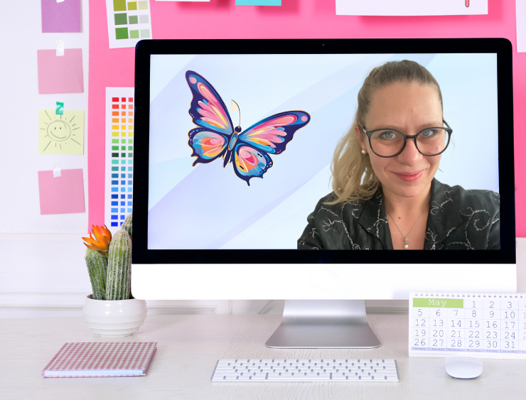 Ein IMac miti einem rosanen Hintergrund und vorne am Bildschirm mit Petra Weixlbraun und einem bunten Schmetterling