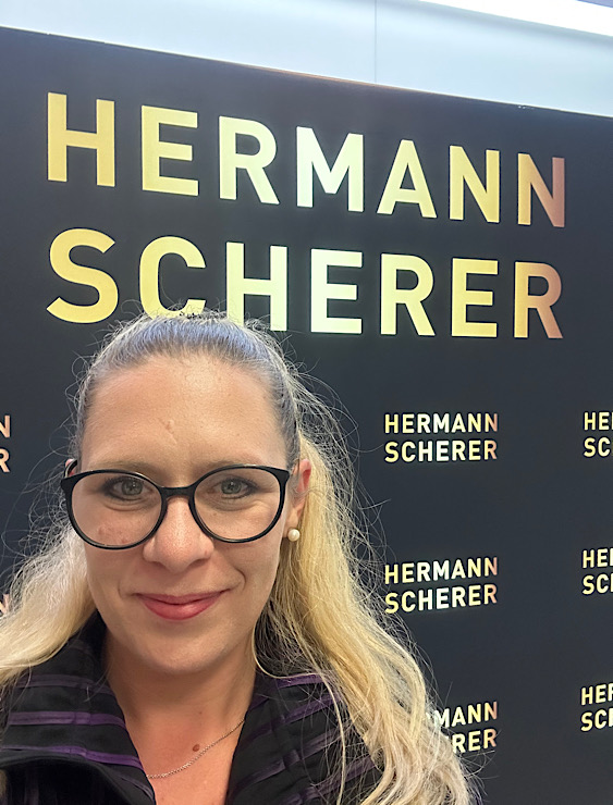 Selfie von Petra Weixlbraun vor der Hermann Scherer Wand