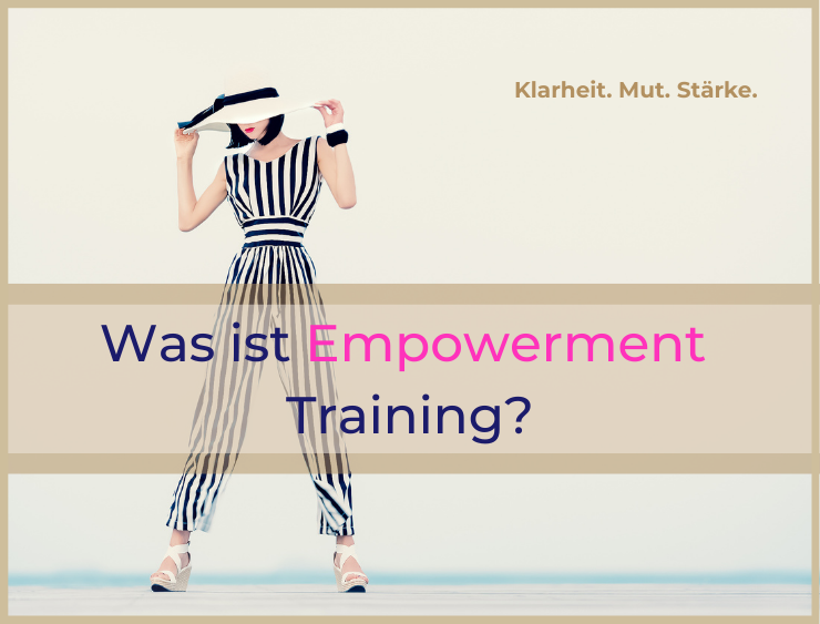 Frau mit gestreiften Businessoverall und Sonnehut - Klarheit. Mut. Stärke. Titel: Was ist Empowerment Training?